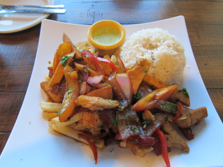 Pollo saltado