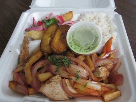 Pollo saltado