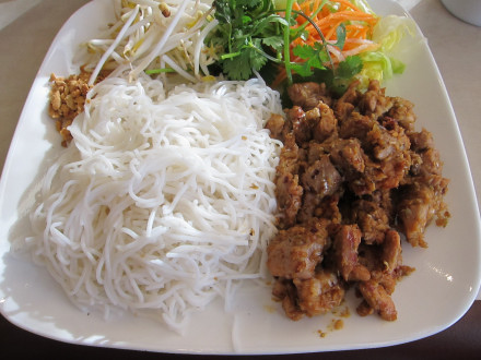 Vermicelli with lemongrass chicken