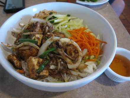 Vermicelli bowl with lemongrass tofu